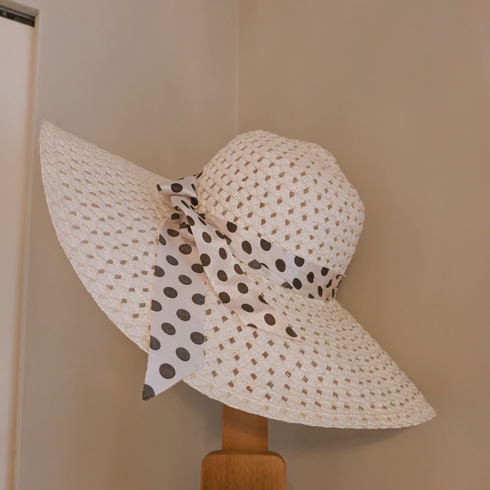 Elegant White Polka Dot Sun Hat ⚫⚪